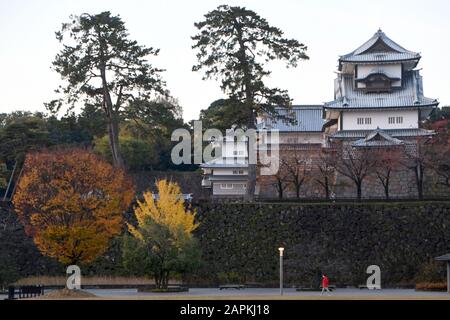 Kanazawa, Japan. Nov. 2018. Das historische Schloss von Kanazawa in Kanazawa, Japan, Mittwoch, 21. November 2018. Das Schloss wurde so wiederhergestellt, wie es in den 1850er Jahren der Fall war. Credit: Mark Hertzberg/ZUMA Wire/Alamy Live News Stockfoto