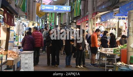 Kanazawa, Japan. Nov. 2018. Fisch steht am Mittwoch, 21. November 2018, auf dem Omicho-Hallenmarkt in Kanazawa, Japan zum Verkauf. Credit: Mark Hertzberg/ZUMA Wire/Alamy Live News Stockfoto