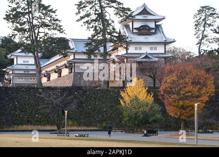 Kanazawa, Japan. Nov. 2018. Das historische Schloss von Kanazawa in Kanazawa, Japan, Mittwoch, 21. November 2018. Das Schloss wurde so wiederhergestellt, wie es in den 1850er Jahren der Fall war. Credit: Mark Hertzberg/ZUMA Wire/Alamy Live News Stockfoto