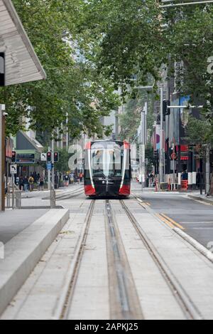 Dez. 2019:Eine der neuen Stadtbahnen von Sydney in der George Street Sydney, Australien. Die Straßenbahn verkehrt zwischen den Vororten Randwick und Circular Quay Stockfoto