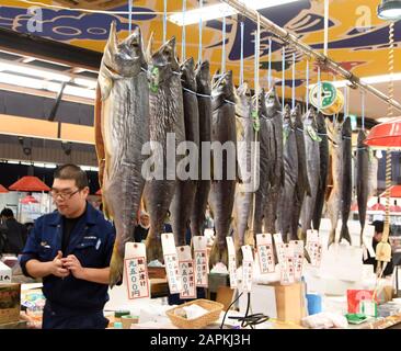 Kanazawa, Japan. Nov. 2018. Fisch steht am Mittwoch, 21. November 2018, auf dem Omicho-Hallenmarkt in Kanazawa, Japan zum Verkauf. Credit: Mark Hertzberg/ZUMA Wire/Alamy Live News Stockfoto