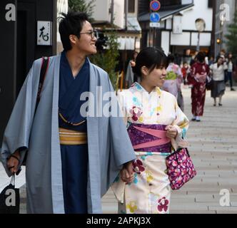 Kanazawa, Japan. Nov. 2018. Viele junge Leute und Touristen kleiden sich gerne in Kimonos und anderen traditionellen Kleidungspisten in Japan, hier in Kanazawa, Japan, Mittwoch, 21. November 2018. Credit: Mark Hertzberg/ZUMA Wire/Alamy Live News Stockfoto