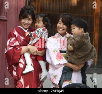 Kanazawa, Japan. Nov. 2018. Viele junge Leute und Touristen kleiden sich gerne in Kimonos und anderen traditionellen Kleidungspisten in Japan, hier in Kanazawa, Japan, Mittwoch, 21. November 2018. Credit: Mark Hertzberg/ZUMA Wire/Alamy Live News Stockfoto