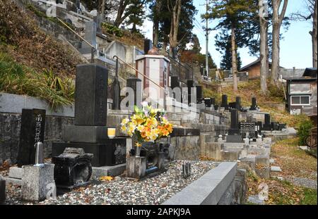 Naraijuku, Japan. Nov. 2018. Am Samstag, 17. November 2018, wird in Naraijuku, Japan, ein Friedhof in einem Hügel direkt am Nakasendo-Pfad angelegt. Credit: Mark Hertzberg/ZUMA Wire/Alamy Live News Stockfoto