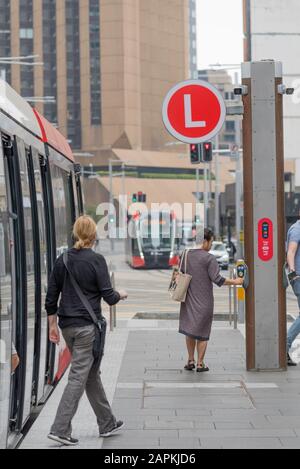 Dez. 2019:Eine der neuen Stadtbahnen von Sydney in der George Street Sydney, Australien. Die Straßenbahn verkehrt zwischen den Vororten Randwick und Circular Quay Stockfoto