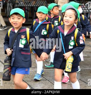 Tokio, Japan. Nov. 2018. Schulkinder gehen bei einem Schulausflug im Ueno Park, Tokio, Japan, Freitag, 9. November 2018 im Regen. Credit: Mark Hertzberg/ZUMA Wire/Alamy Live News Stockfoto