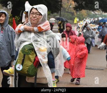 Tokio, Japan. Nov. 2018. Schulkinder gehen bei einem Schulausflug im Ueno Park, Tokio, Japan, Freitag, 9. November 2018 im Regen. Credit: Mark Hertzberg/ZUMA Wire/Alamy Live News Stockfoto