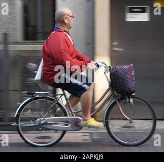 Tokio, Japan. Nov. 2018. Fahrräder werden häufig auf den Bürgersteigen in Tokio, Japan, Freitag, 9. November 2018 gefahren. Credit: Mark Hertzberg/ZUMA Wire/Alamy Live News Stockfoto