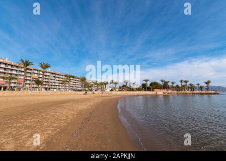 Hotels am Strand in Puerto de Mazarron, Region Murcia, Costa Calida, Spanien. Benannte Statuen auf Dächern. Apartments im mediterranen Meer Stockfoto