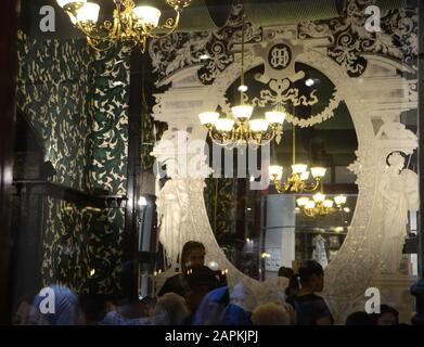 Melbourne, Australien. Feb. 2018. Ein Teeraum in der historischen Einkaufspassage Royal Arcade in Melbourne, Australien, wurde 1870 eröffnet. Es wird am Sonntag, den 11. Februar 2018 gezeigt. Credit: Mark Hertzberg/ZUMA Wire/Alamy Live News Stockfoto