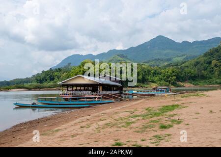 Bild für das Dorf Pak Ou, am Mekong, gegenüber von den berühmten Pak Ou Caves, Laos. Stockfoto