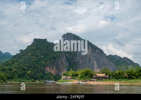 Bild des Dorfes Pak Ou, am Fluss Mekong, gegenüber der berühmten Pak Ou Caves, Laos. Stockfoto