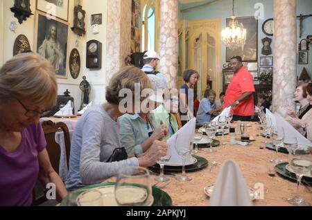 Havanna, Kuba. Februar 2016. Amerikanische Touristen auf einer Bildungsreise bereiten sich auf das Mittagessen in einem "Paladar"- oder Privatrestaurant in einem ehemaligen Privatwohnheim in Havanna, Kuba, am 25. Februar 2016 vor. Neue Reisebeschränkungen nach Kuba, die die Trump-Regierung am 4. Juni 2019 angekündigt hat, werden die Fähigkeit der Amerikaner, Kuba auf Kreuzfahrtschiffen und auf Reisen "Menschen zu Menschen" zu besuchen, scharf einschränken. Credit: Mark Hertzberg/ZUMA Wire/Alamy Live News Stockfoto