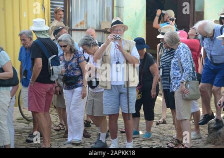 Trinidad, Kuba. Februar 2016. Touristen fotografieren in Trinidad, Kuba 23. Februar 2016. Neue Reisebeschränkungen nach Kuba, die die Trump-Regierung am 4. Juni 2019 angekündigt hat, werden die Fähigkeit der Amerikaner, Kuba auf Kreuzfahrtschiffen und auf Reisen "Menschen zu Menschen" zu besuchen, scharf einschränken. Credit: Mark Hertzberg/ZUMA Wire/Alamy Live News Stockfoto