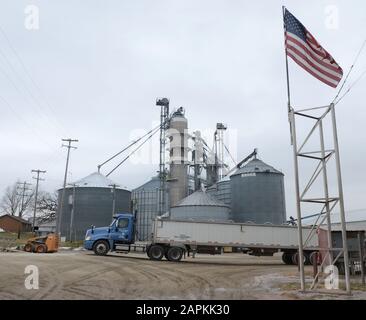 Union Grove, Wisconsin, USA. Februar 2016. Die Landwirte werden mitten in der Tarifpolitik der Trump Administration mit China gefangen. Sojabohnen werden am Montag, den 8. Februar 2016, im Kornelevator DeLong Co. In der Nähe von Union Grove, Wisconsin in Lastwagen verladen. Credit: Mark Hertzberg/ZUMA Wire/Alamy Live News Stockfoto