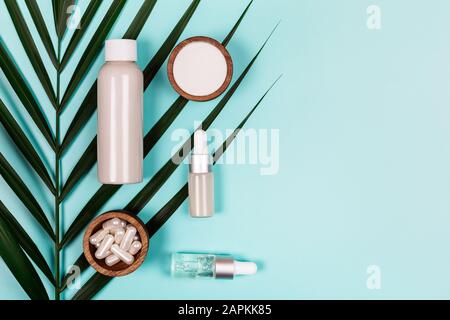 Verschiedene Arten von Kollagen auf palm leaf. Pulver, Kapseln, Tabletten und Flüssigkeit. Stockfoto