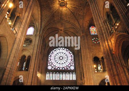 Paris, Frankreich. Juli 2007. Innenraumfenster aus Farbglas mit Architekturdetails der Kathedrale Notre Dame. Notre-Dame de Paris bedeutet "Unsere Liebe Frau von Paris", oft einfach Notre-Dame genannt, ist eine mittelalterliche katholische Kathedrale an der Ile de la Cite im 4. Pariser Viertel. Die Kathedrale Notre-Dame in Paris, Frankreich, wurde am Montag, den 15. April 2019 durch einen Brand dezimiert. Credit: Mark Hertzberg/ZUMA Wire/Alamy Live News Stockfoto