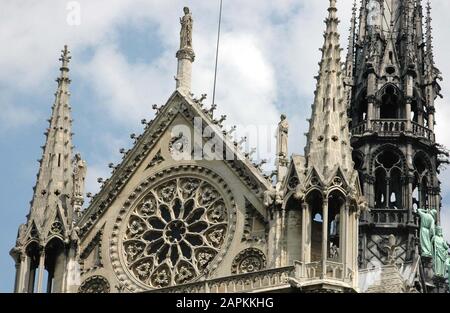 Paris, Frankreich. Juli 2007. Architektonische Details der Kathedrale Notre Dame. Notre-Dame de Paris bedeutet "Unsere Liebe Frau von Paris", oft einfach Notre-Dame genannt, ist eine mittelalterliche katholische Kathedrale an der Ile de la Cite im 4. Pariser Viertel. Die Kathedrale Notre-Dame in Paris, Frankreich, wurde am Montag, den 15. April 2019 durch einen Brand dezimiert. Credit: Mark Hertzberg/ZUMA Wire/Alamy Live News Stockfoto