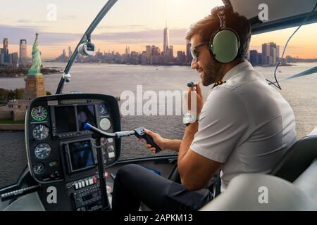 Helikopter-Cockpit mit pilot Arm und Kontrolle-Konsole in der Kabine auf Liberty Island und die berühmte Statue of Liberty Denkmal Wahrzeichen von New York Stockfoto