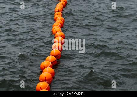 Orange River Bojen auf dem Chao Praya Fluss Stockfoto