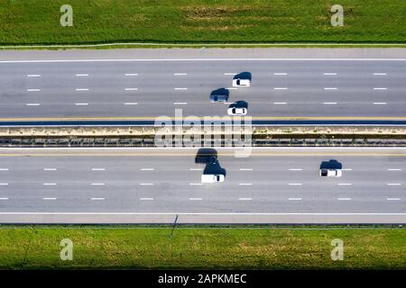 Luftaufnahme des modernen Transport mit Expressway Straße Autobahn Ansicht von Oben. Wichtige Infrastruktur. Stockfoto
