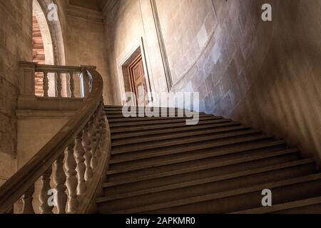 Low-Winkel-Aufnahme der Treppe, wie sie zu führen Die Tür eines Gebäudes Stockfoto