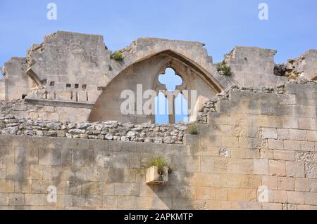 Religiöses Denkmal. Spirituelles Refugium und Reflexion in der französischen Abtei Stockfoto