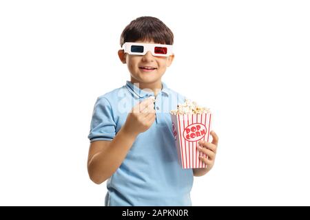 Junge, der eine Popcorn-Box hält und 3D-Filmgläser trägt, isoliert auf weißem Hintergrund Stockfoto