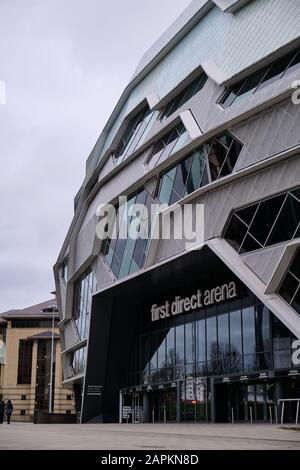 Leeds, GROSSBRITANNIEN - 11. Januar 2020: Vertikaler Schuss nahe der Einfahrt der ersten direkten Arena von leeds an einem bewölkten Tag im Januar Stockfoto