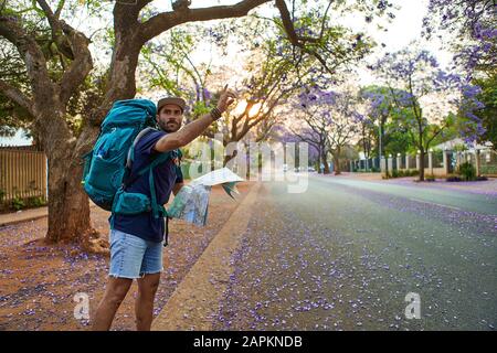 HitchHiker mit Karte auf einer Straße, Pretoria, Südafrika Stockfoto