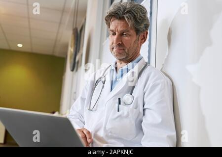 Arzt, der Laptop in seiner medizinischen Praxis verwendet Stockfoto