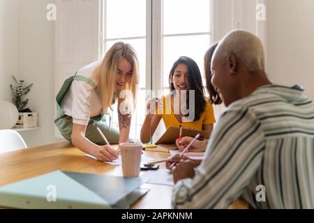 Geschäftsfrauen, die ein Treffen führen und Notizen im Amt machen Stockfoto
