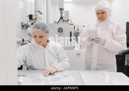 Zwei Wissenschaftler im Labor Stockfoto