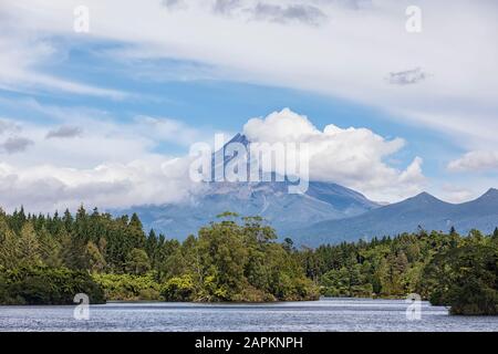 Neuseeland, landschaftlich schöner Blick auf den grünen Wald rund um den Lake Mangamahoe mit dem Berg Taranaki im Hintergrund Stockfoto