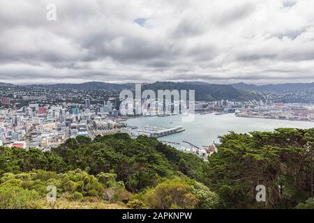 Neuseeland, Wellington, Wolken über der Küstenstadt vom Gipfel des Mount Victoria aus gesehen Stockfoto