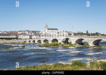 Frankreich, Centre-Val de Loire, Blois, klarer Himmel über Pont Jacques-Gabriel mit Stadt im Hintergrund Stockfoto
