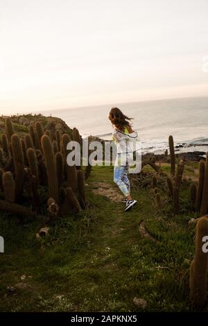 Die Wanderin fängt das letzte Licht an der atemberaubenden Küste Chiles. Stockfoto
