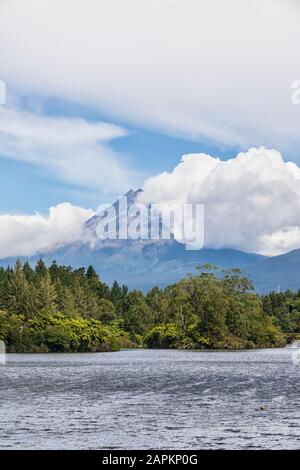 Neuseeland, landschaftlich schöner Blick auf den grünen Wald rund um den Lake Mangamahoe mit dem Berg Taranaki im Hintergrund Stockfoto