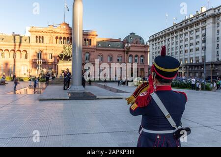 Granadero-Soldaten senken die Flagge vor dem Gebäude Casa Rosada (Präsidentenamt) auf der Plaza de Mayo im Zentrum von Buenos Aires, Argentinien Stockfoto