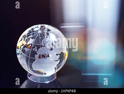 Glasklobus repräsentiert internationale Geschäfte und den Handel Stockfoto