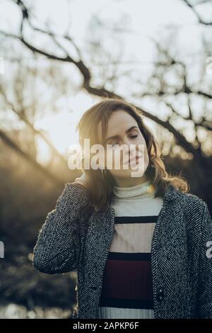 Portrait der jungen Brunette-Frau, Hand in Haar Stockfoto