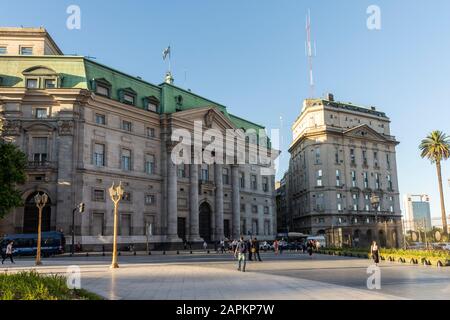 Schöner Blick auf historische Gebäude rund um die Plaza de Mayo im Zentrum von Buenos Aires, Argentinien Stockfoto