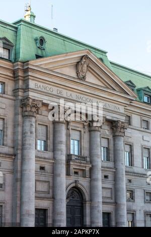 Schöner Blick auf historische Gebäude rund um die Plaza de Mayo im Zentrum von Buenos Aires, Argentinien Stockfoto