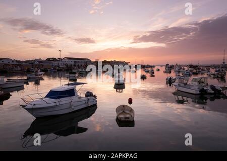 Spanien, Provinz Huelva, Isla Cristina, Boote in der Dämmerung im Hafen festgemacht Stockfoto