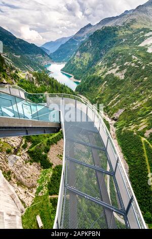 Österreich, Kärnten, Malta, Steg des Kolnbrein-Staudamms mit Maltatal im Hintergrund Stockfoto