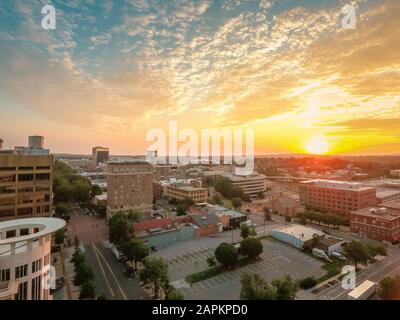 High-Angle-Aufnahme einer wunderschönen Stadtlandschaft in Greenville, South Carolina bei Sonnenuntergang Stockfoto