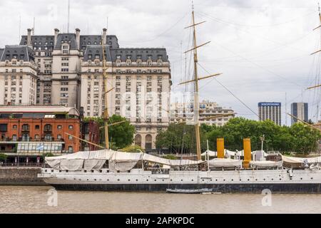 Schöner Blick auf das historische Fregattenschiff und die Gebäude in Puerto Madero, Buenos Aires, Argentinien Stockfoto