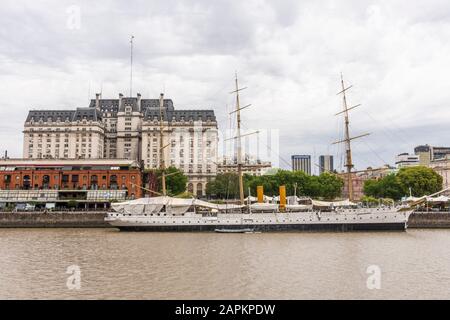 Schöner Blick auf das historische Fregattenschiff und die Gebäude in Puerto Madero, Buenos Aires, Argentinien Stockfoto