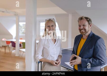 Porträt von zuversichtlich Geschäftsmann und Geschäftsfrau im Büro Stockfoto