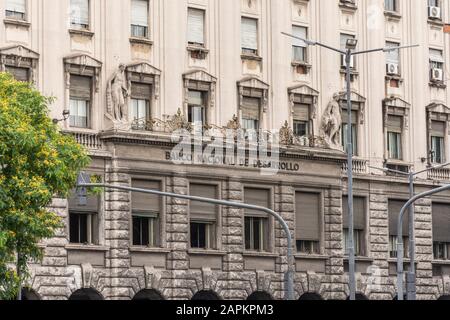 Schöner Blick auf das alte historische Architekturgebäude im Zentrum von Buenos Aires, Argentinien Stockfoto